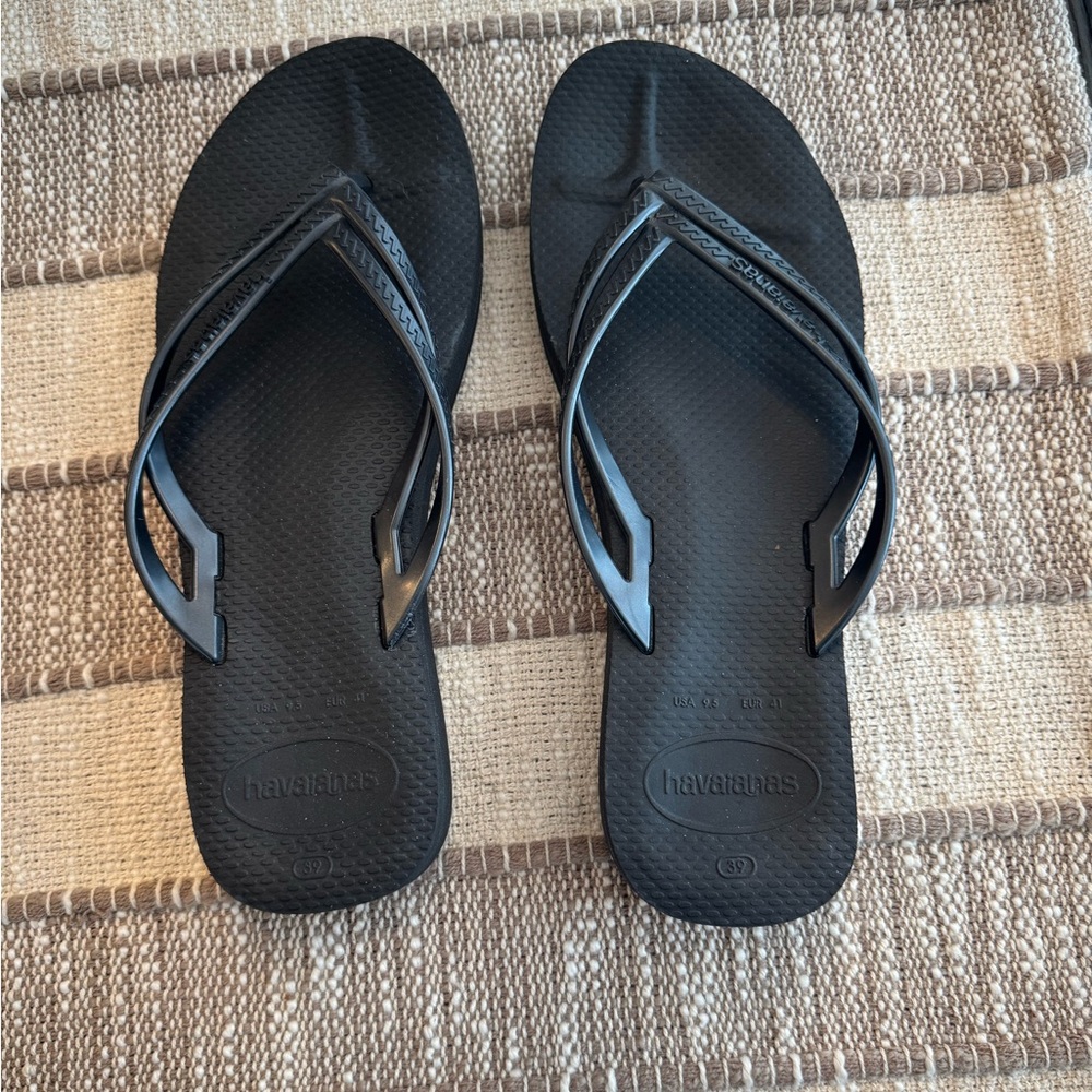 2 pair Havaianas Women's Wedge Flip Flops. Black and Grey, size 39.